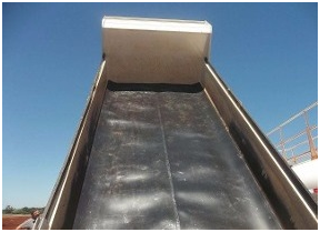 lona preta em caçamba